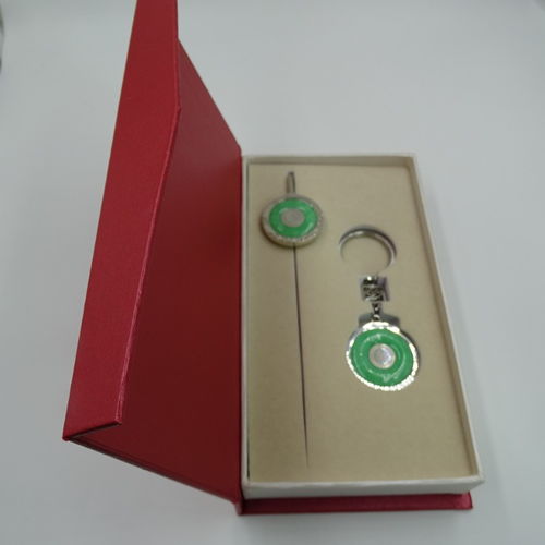 品味生活艺术 精美镶玉书签与金属镂空钥匙扣的办公用品新选择