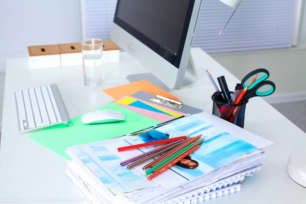 智能科技设计师的办公桌 融合创意与技术的核心空间